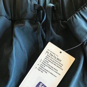 Lululemon On the Fly skirt NWT 8/10